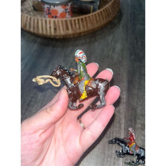 Britain's North American Indians Mounted with Weapons Cast Metal Set of 2 - Picture 2 of 8